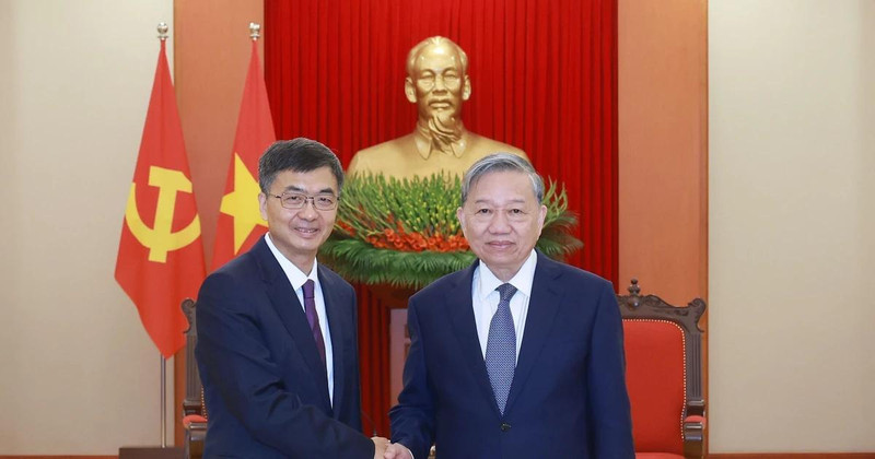 General Secretary of the Communist Party of Vietnam Central Committee To Lam receives Chen Gang, member of the Communist Party of China (CPC) Central Committee, Secretary of the CPC Committee of the Guangxi Zhuang Autonomous Region (Photo: VNA)