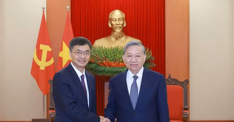 General Secretary of the Communist Party of Vietnam Central Committee To Lam receives Chen Gang, member of the Communist Party of China (CPC) Central Committee, Secretary of the CPC Committee of the Guangxi Zhuang Autonomous Region (Photo: VNA)