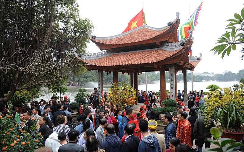 People visit Ngoc Son Temple (Hanoi). (Photo: TRAN HAI)