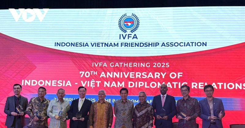 Delegates take a group photo at the ceremony (Photo: vov.vn)