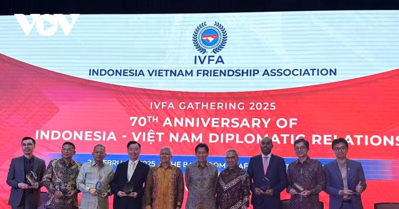 Delegates take a group photo at the ceremony (Photo: vov.vn)