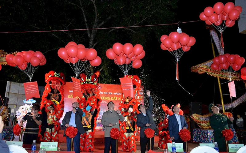 Delegates released balloons printed with poems at the 2025 Vietnamese Poetry Day. 