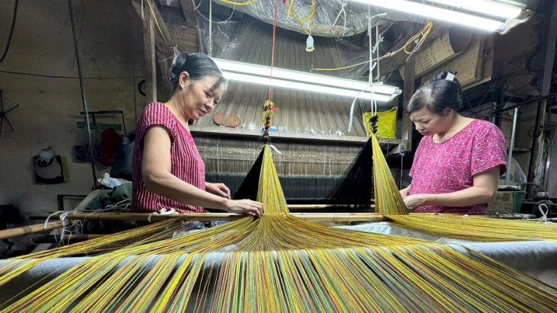 A silk weaving stage in Van Phuc Village. (Photo: Minh Phu/hanoimoi.vn)