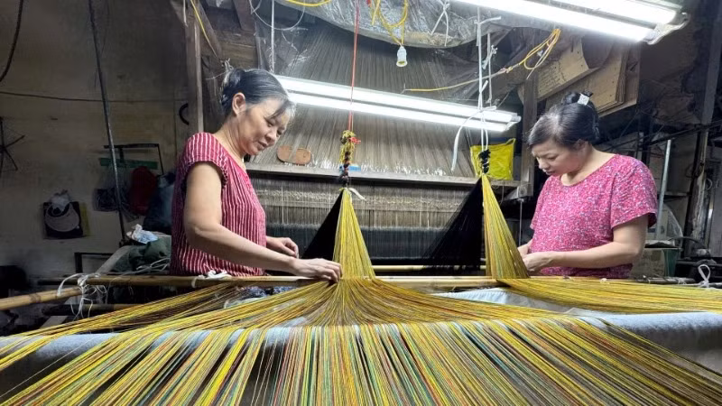 A silk weaving stage in Van Phuc Village. (Photo: Minh Phu/hanoimoi.vn)