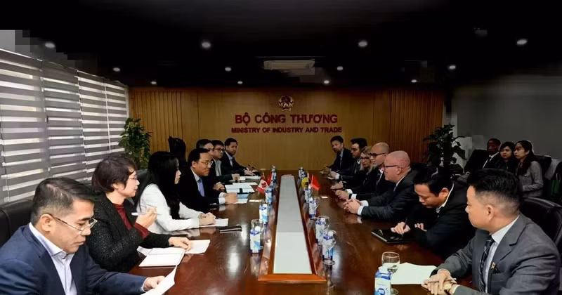 Vietnamese Deputy Minister of Industry and Trade Nguyen Hoang Long meets with Saskatchewan Minister of Trade and Export Development Warren Kaeding in Hanoi on February 17. (Photo: VNA)