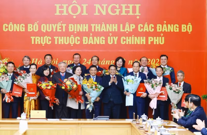 At the conference to announce the decisions of the Government's Party Committee on the establishment of the 15 new Party organisations in Hanoi on February 24. (Photo: VNA)