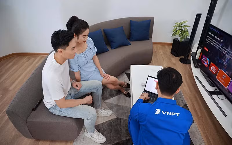 VNPT technicians install internet for household customers.