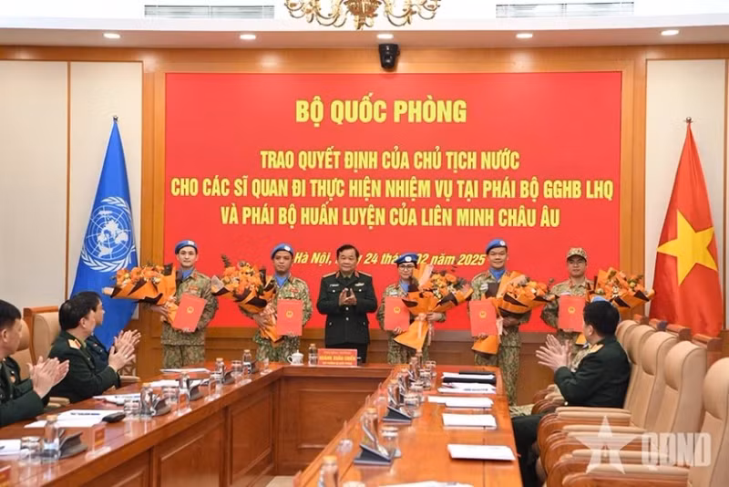 Deputy Minister of National Defence Senior Lieutenant General Hoang Xuan Chien presents the State President’s decisions to the five officers who are about to depart for missions at UN peacekeeping missions and the European Union Training Mission. (Photo: VNA)