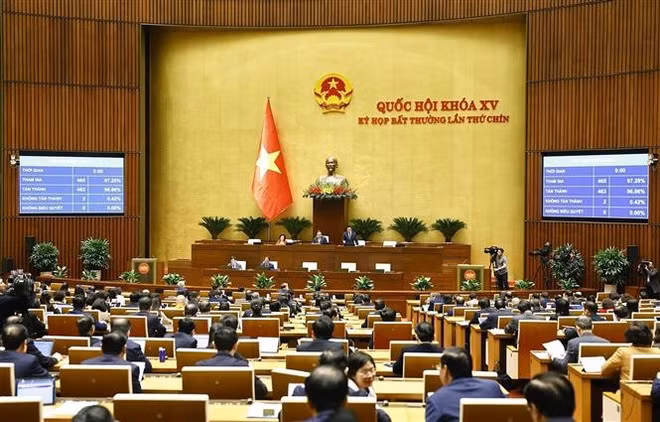 National Assembly deputies vote to approve the amended Law on Government Organisation (Photo: VNA)