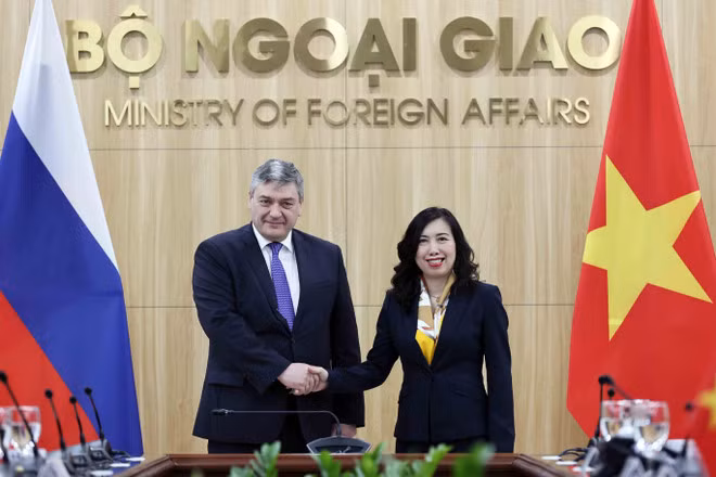 Deputy Foreign Minister Le Thi Thu Hang and her Russian counterpart A. Rudenko (Photo: VNA)