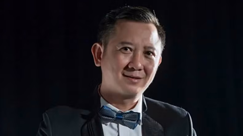 Artist Pham Trang participates in the programme.
