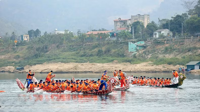 The People's Committee of Tuyen Quang City, Tuyen Quang Province, hosted a traditional boat race festival on Lo River an annual event held in spring.