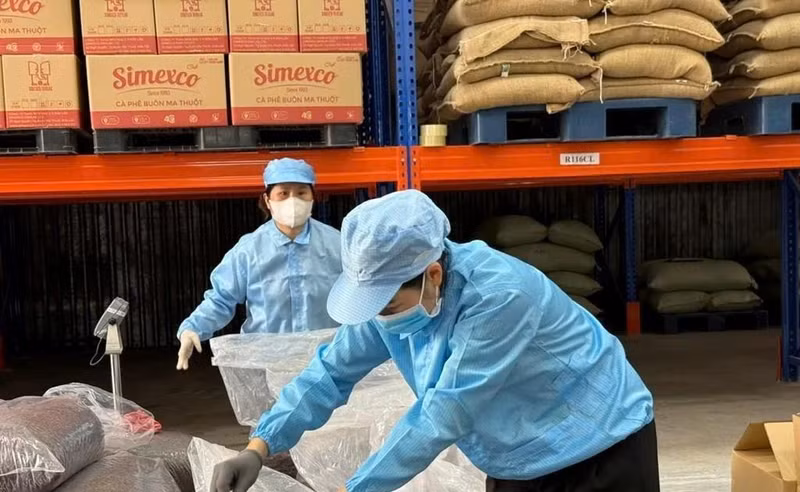 Workers pack the coffee husk for export. (Photo: Courtesy of Simexco Daklak)