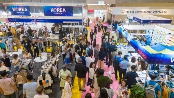 At the 2024 Vietnam International Trade Fair for Apparel, Textiles and Textile Technologies. (VIATT). (Source: /thegioianh.diendandoanhnghiep.vn)