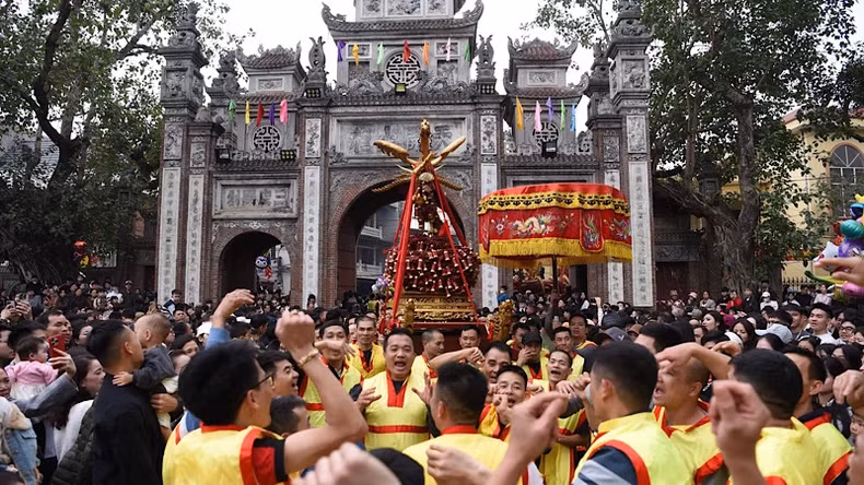 Some photos at the Dong Ky firecracker procession festival.