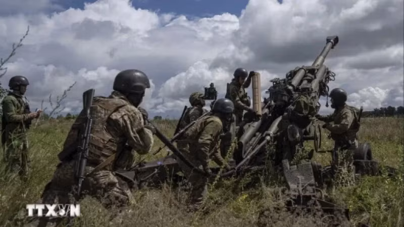 Ukrainian servicemen use US M777 howitzers during the conflict with Russian forces in the Kharkiv region. (Photo: AP/VNA)