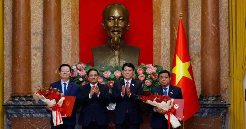 From left: State President Luong Cuong (3nd) and Prime Minister Pham Minh Chinh (2nd) congratulate the new Deputy PMs Mai Van Chinh (1st) and Nguyen Chi Dung. (Photo: VNA)