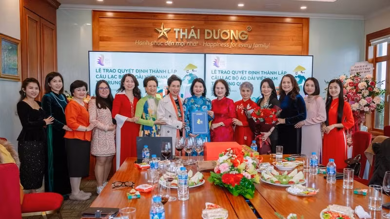 The Vietnamese 'Ao dai' Heritage Club in China was established in the exciting atmosphere of the beginning of the new spring.