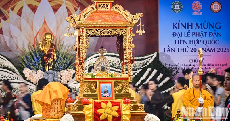 [In Photos] A line of people waiting to pay respect to Buddha’s relics
