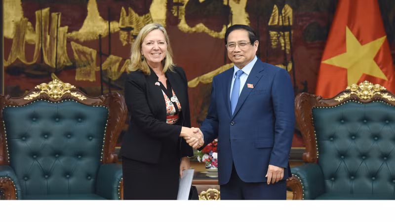Prime Minister Pham Minh Chinh receives Mariam J. Sherman, WB Country Director for Viet Nam, Cambodia and Laos.