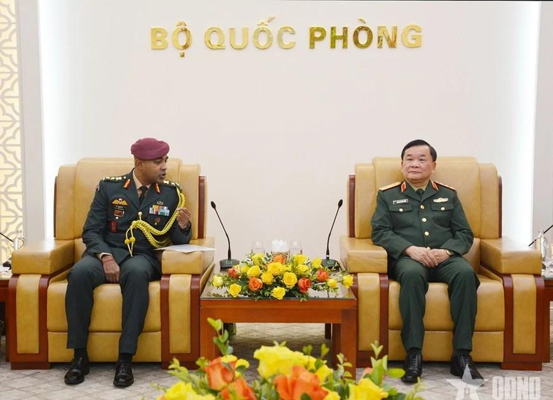 Deputy Minister of Defence Sen. Lieut. Gen. Hoang Xuan Chien (R) receives Colonel S. Muthukrishnan, Indian Defence Attaché in Vietnam, at the Ministry of Defence headquarters in Hanoi on February 6. (Photo: qdnd.vn)