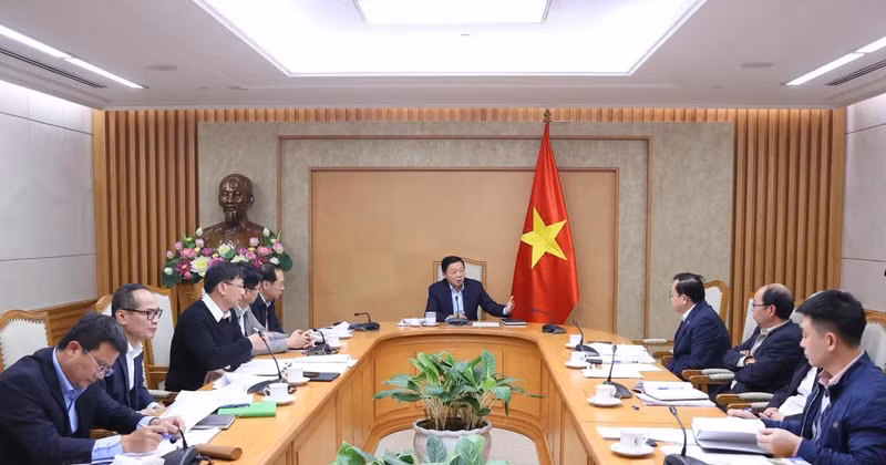 Deputy Prime Minister Tran Hong Ha speaks at the meeting. (Photo: VNA)