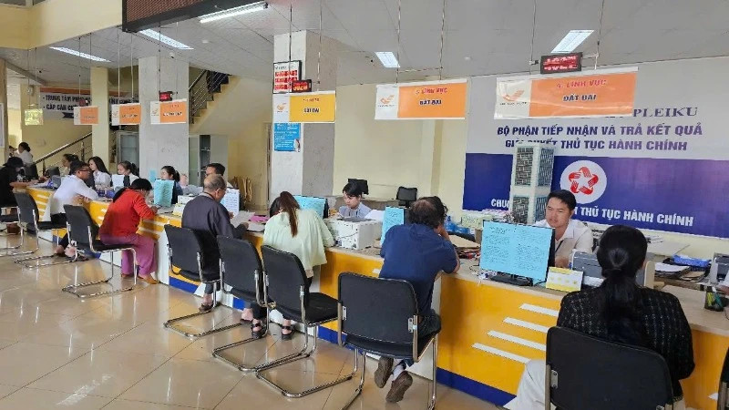 Receiving and returning results of administrative procedure resolution at the Gia Lai Provincial Public Administration Service Centre. (Photo: Sy Tao)