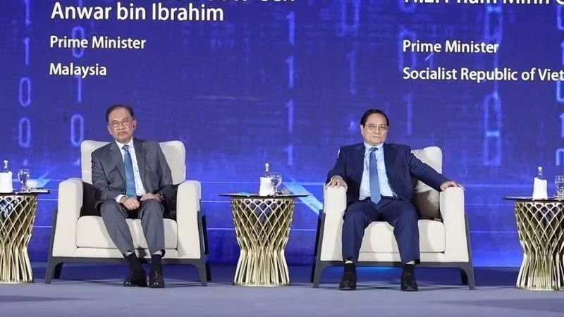 Prime Minister Pham Minh Chinh and Malaysian Prime Minister Anwar Ibrahim attend the discussion session. (Photo: VNA)