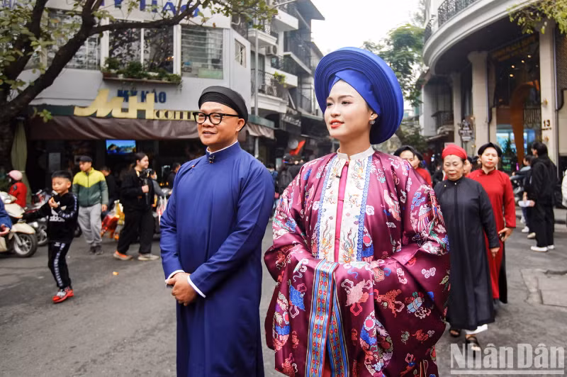 Starting at the Hanoi Old Quarter Cultural Exchange Centre (No.50 Dao Duy Tu Street) and concluding with a ceremony at Kim Ngan Temple (No.42 Hang Bac Street), the parade passes by various historical sites and landmarks in the Old Quarter and around Hoan Kiem Lake. The procession also includes folk dance and singing.