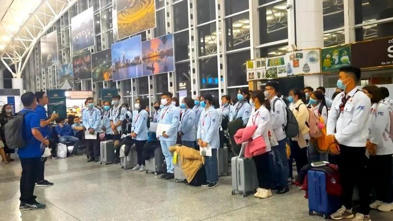 Vietnamese workers complete procedures to travel to work abroad (Illustrative image, Photo: VNA)