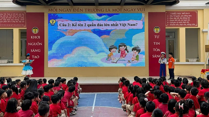 An outdoor activity session of students at Trang An High-Quality Primary School (Hoan Kiem District, Hanoi).