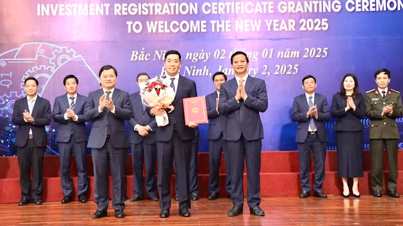Leaders of Bac Ninh Province present Investment Certificates to enterprises.