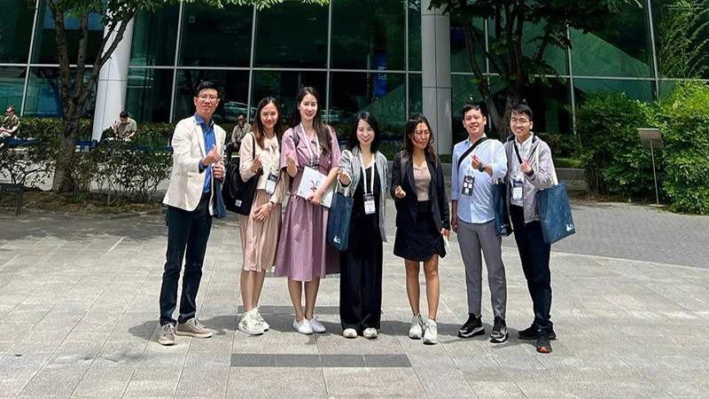 Dr Le Thi Phuong (centre) and her research team attend the World Biomaterials Conference - WBC 2024 in the Republic of Korea.