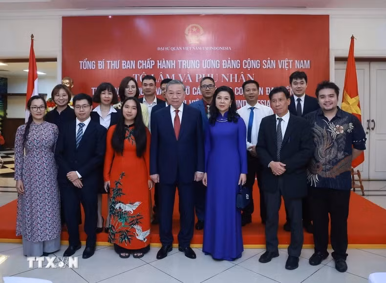 Party General Secretary To Lam and his spouse Ngo Phuong Ly visit the Vietnamese Embassy and meet with the staff of representative agencies and the Vietnamese community in Indonesia on March 9. (Photo: VNA)