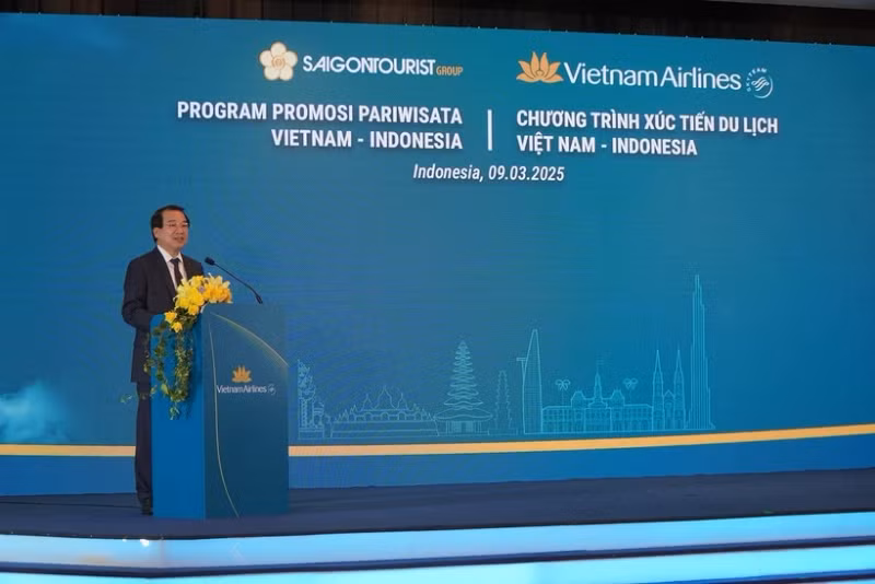 Deputy Director of the Vietnam National Authority of Tourism Ha Van Sieu speaks at the Vietnam - Indonesia tourism promotion programme in Jakarta on March 9. (Photo: VNA)
