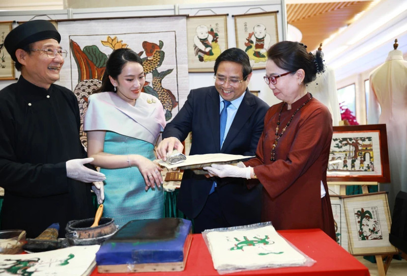 Prime Minister Pham Minh Chinh and his visiting Thai counterpart Paetongtarn Shinawatra contemplate and experience unique handicraft products of Viet Nam on May 15. (Photo: VNA)