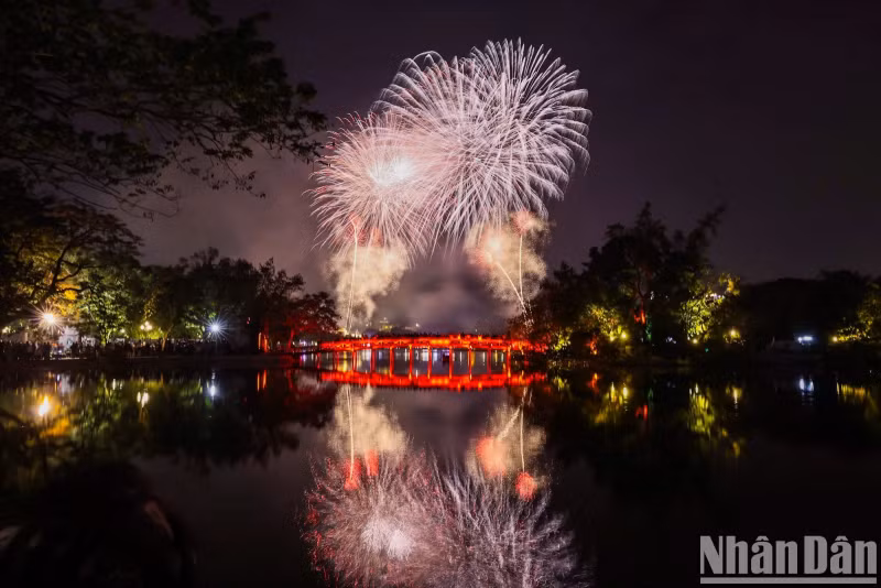 [In Photos] Dazzling fireworks light up Hanoi’s sky to welcome Tet 2025