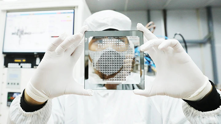 Research and development of microcircuits at the School of Electrical and Electronics, Hanoi University of Science and Technology. (Photo: LE MINH)