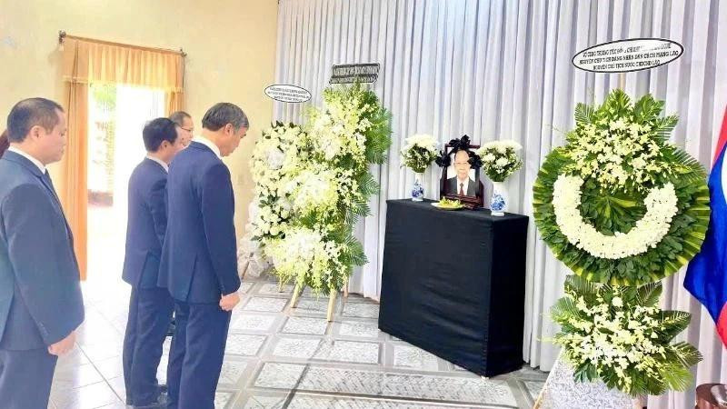 A delegation of Da Nang city pays tribute to Khamtay Siphandone, former President of the Lao People’s Revolutionary Party (LPRP) Central Committee and former President of Laos at the Consulate General of Laos in Da Nang. (Photo: nhandan.vn)