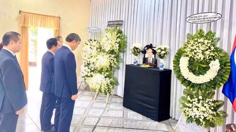 A delegation of Da Nang city pays tribute to Khamtay Siphandone, former President of the Lao People’s Revolutionary Party (LPRP) Central Committee and former President of Laos at the Consulate General of Laos in Da Nang. (Photo: nhandan.vn)
