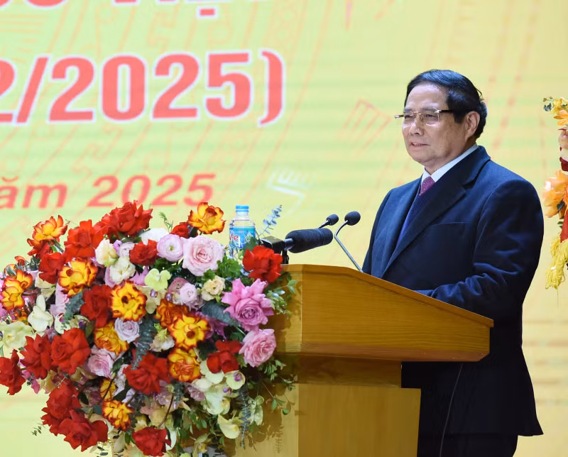 Prime Minister Pham Minh Chinh congratulates medical staff of Bach Mai Hospital.