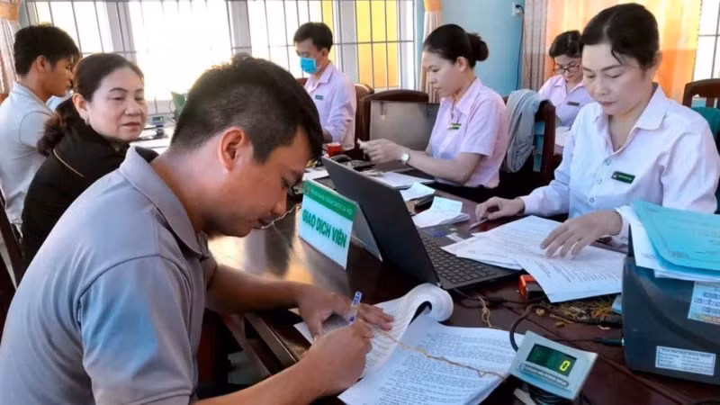  Customers conducting transactions at a service point of the Hoai Nhon Town branch of the Viet Nam Bank for Social Policies. 
