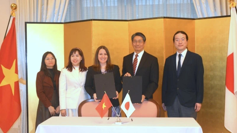 Signing ceremony of non-refundable aid contract between the Embassy of Japan in Vietnam and MAG Vietnam.