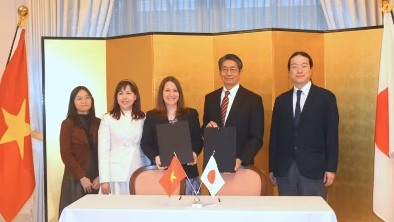 Signing ceremony of non-refundable aid contract between the Embassy of Japan in Vietnam and MAG Vietnam.