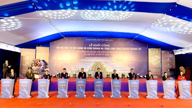Delegates press the button to start the project of investing in infrastructure of Khanh Loi Industrial Cluster, Yen Khanh District, Ninh Binh Province.