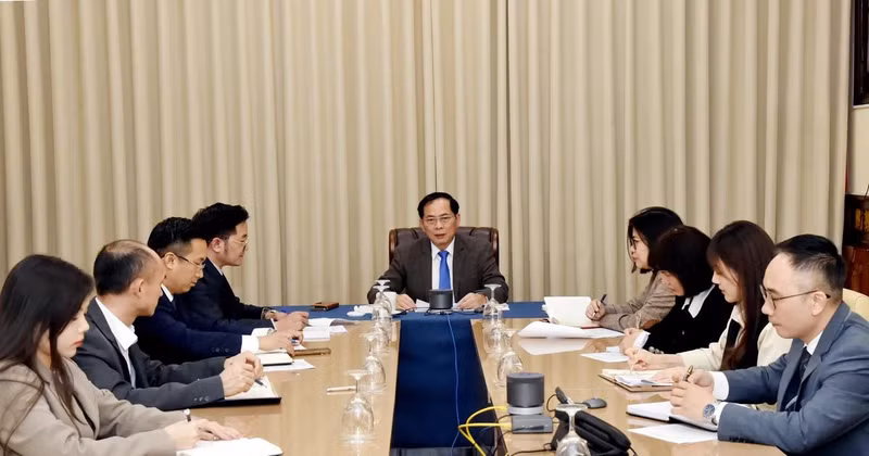 Vietnamese Deputy Prime Minister and Minister of Foreign Bui Thanh Son (centre) holds phone talks with Minister of Foreign Affairs of the Republic of Korea Cho Tae-yul on March 18. (Photo: VNA)