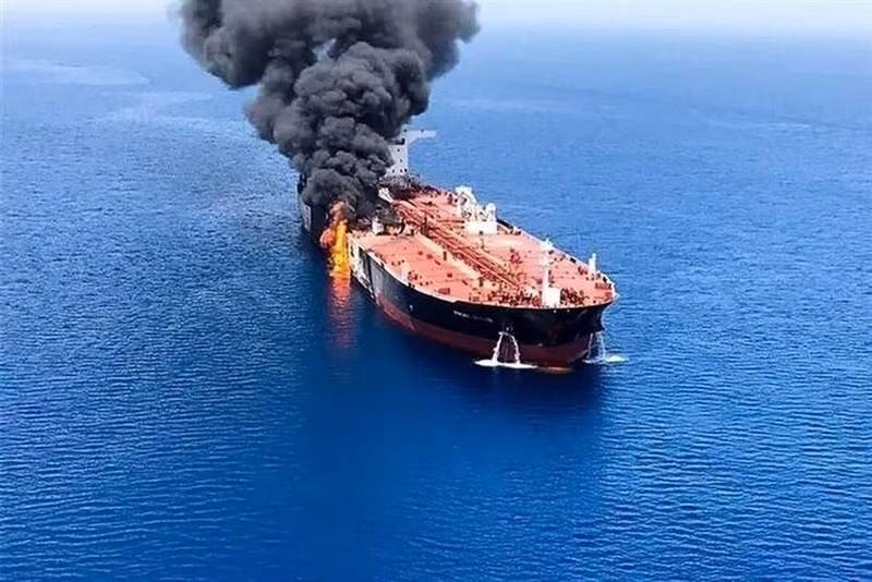 Oil tanker attacked by Houthi forces in the Red Sea. (Photo: IRNA/VNA)