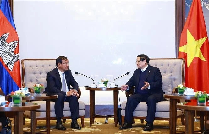 Prime Minister Pham Minh Chinh (R) receives Cambodian Deputy Prime Minister and Minister of Foreign Affairs and International Cooperation Prak Sokhonn in Hanoi on February 25, 2025 (Photo: VNA)