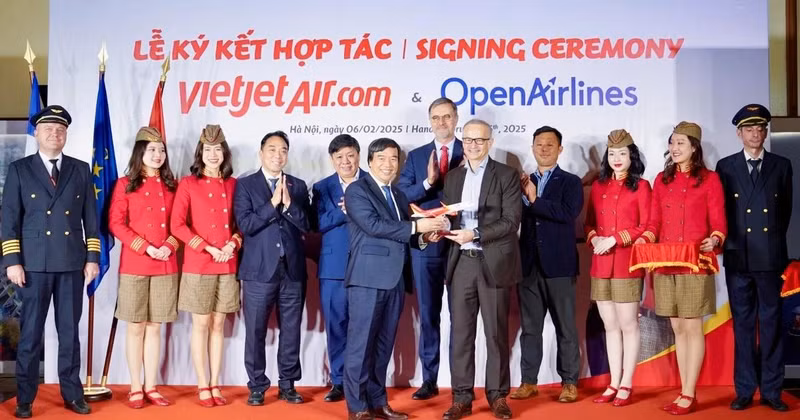 Vietjet and OpenAirlines sign a strategic partnership agreement in Hanoi on February 6. (Photo courtesy of Vietjet)