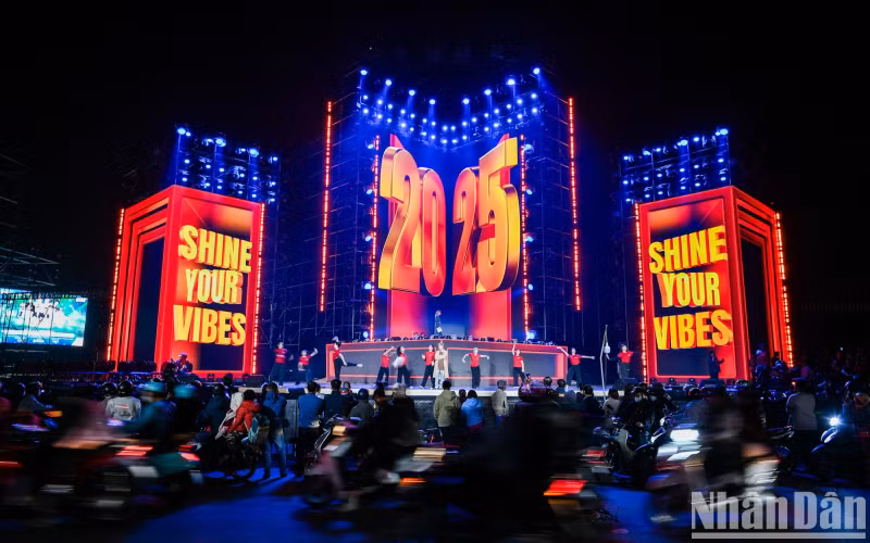 With the theme ‘Shine Your Vibes’, the programme will feature an unprecedented combination of lights, a symphony orchestra, and a drone lighting show over the West Lake area. With the theme ‘Shine Your Vibes’, the programme will feature an unprecedented combination of lights, a symphony orchestra, and a drone lighting show over the West Lake area.